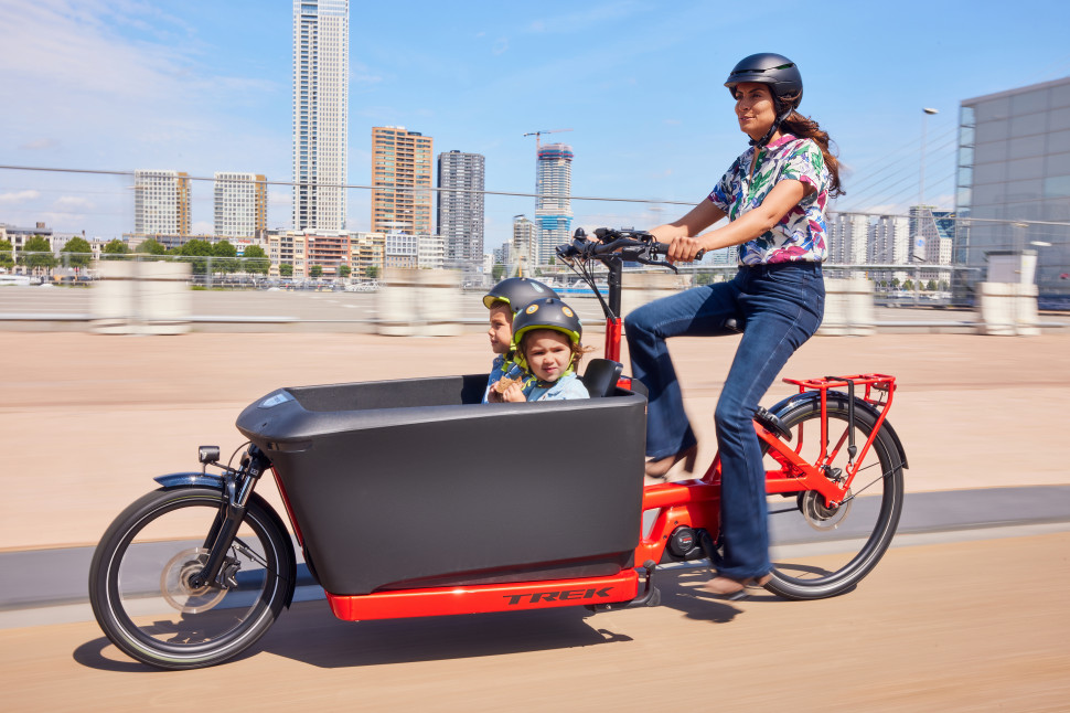 TREK’S KIDDY-CARRYING E-CARGO BIKES