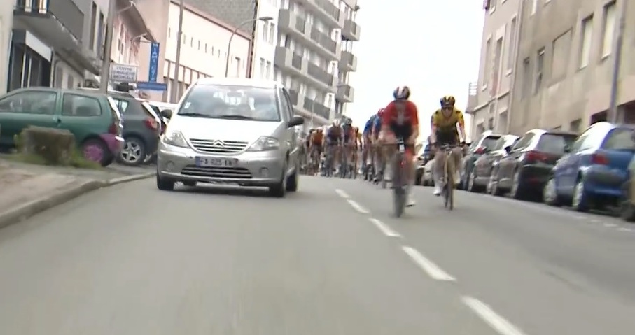 Riders forced to overtake civilian traffic in final 1km of pro race