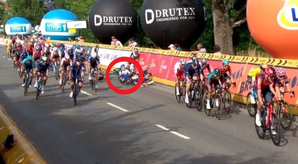 Eddie Dunbar among fallers in sprint finish crash in Poland | Video