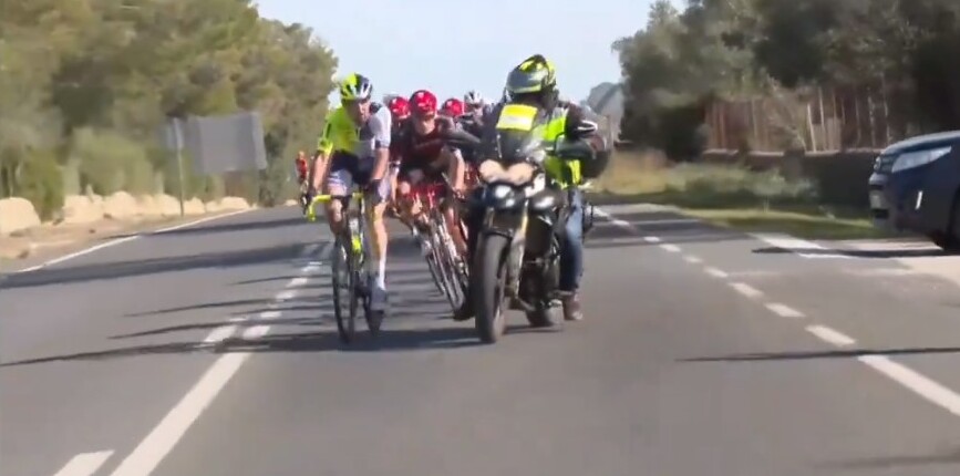 Motorbike marshal veers into bunch at Challenge Mallorca | Video