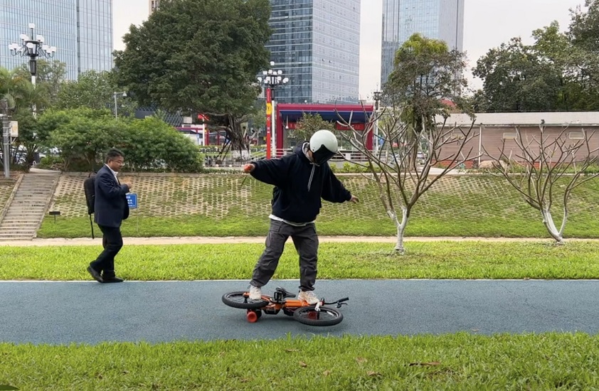 Have You Seen This? Man Builds E-Skateboard/Bike In One!