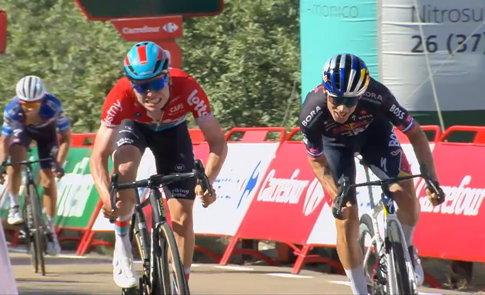 Van Eetvelt celebrates too early and Roglič makes him pay at Vuelta | Video