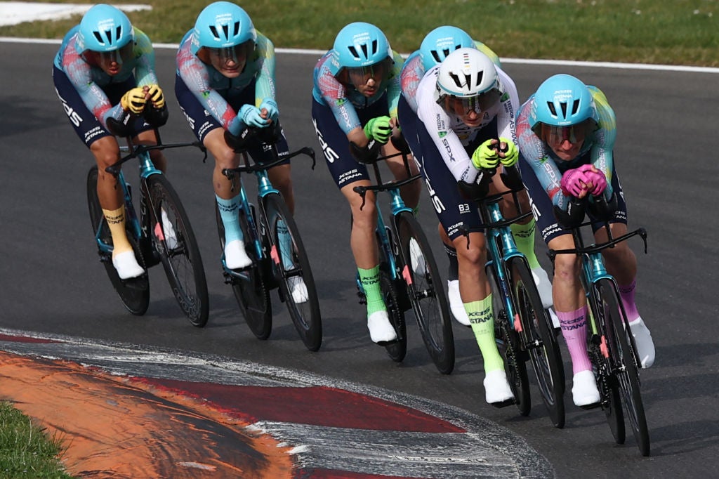 Threads & Trends: Astana’s Socks and Vingegaard’s Red Lid Take the Spotlight!