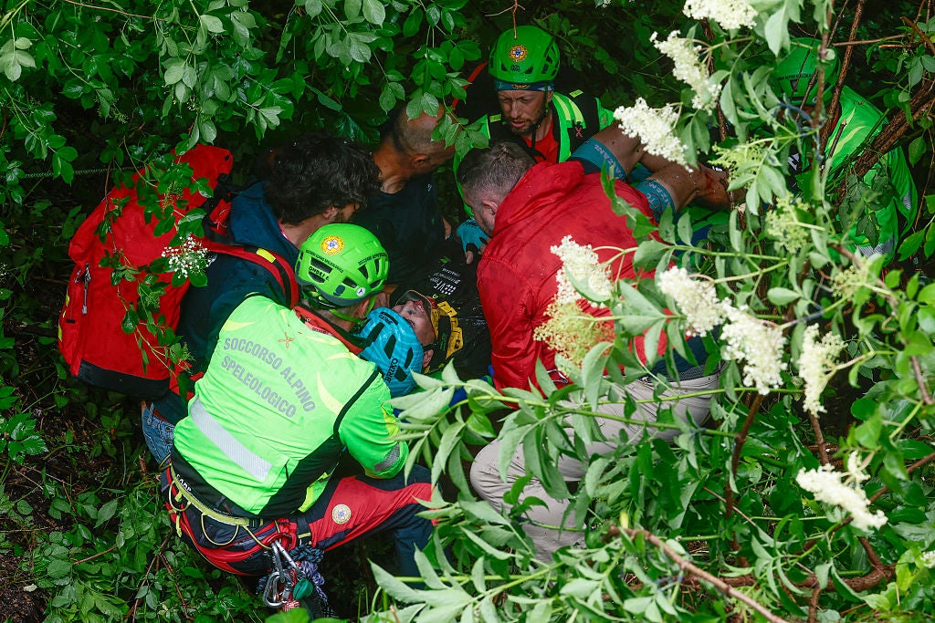 Miracle in the Mountains: Giro Rider’s Jaw-Dropping Escape from Ravine!